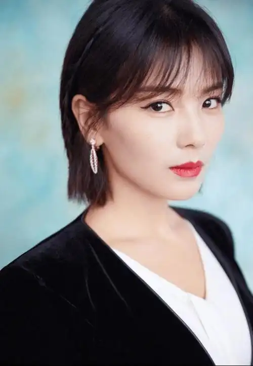 女人一旦过了40岁,切忌"裙穿花,烫小卷",看着油腻又显老!