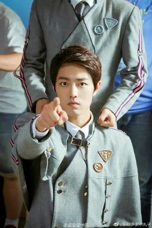 笑起来好好看,《超星星学园》剧情虽然一般,但是肖战超级帅,所以