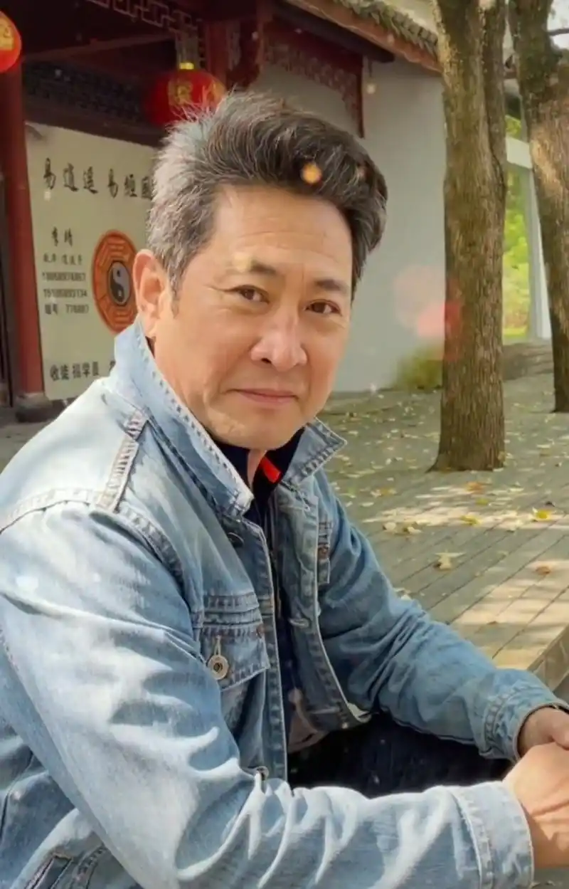 老戏骨王岗独自坐街头皱纹多显沧桑被指万年配角感情状况成谜