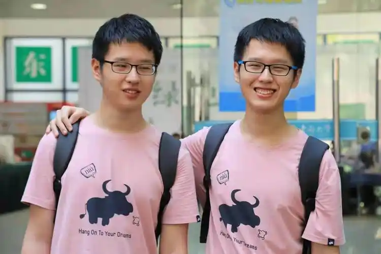 【紫牛新闻】15岁少年学霸,一家三代五口成东大校