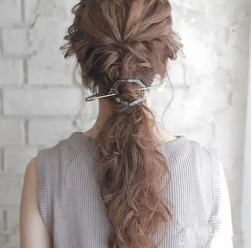 那么长发怎么扎合适呢?我们一起来了解下这种最适合戴渔夫帽的扎发吧.