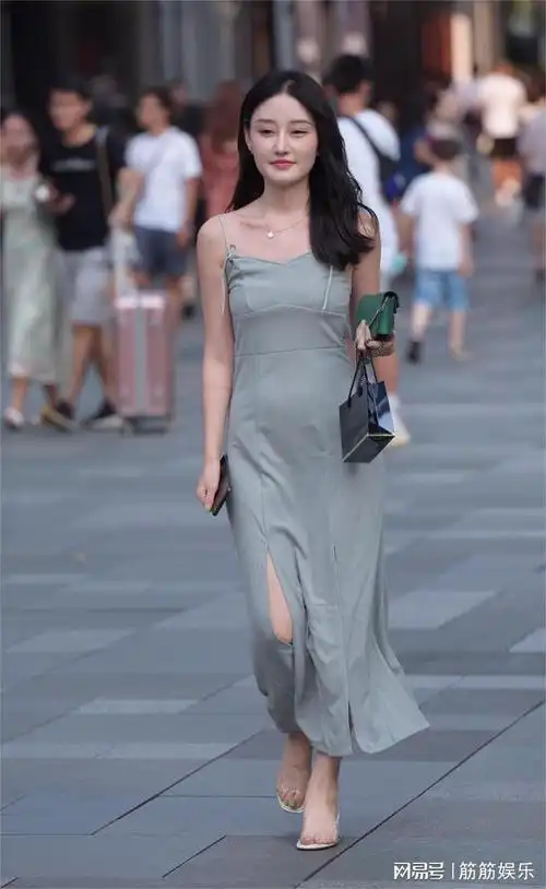 气质美女穿灰色吊带开叉裙曼妙的身姿完美展现让人心动
