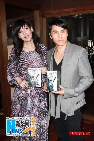 黄凯芹周慧敏合拍mv再续前缘 见面热吻不避嫌(图)