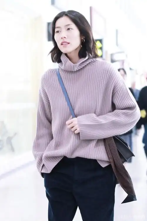 刘雯机场街拍 穿浅色毛衣带来独属秋日灵动和自然