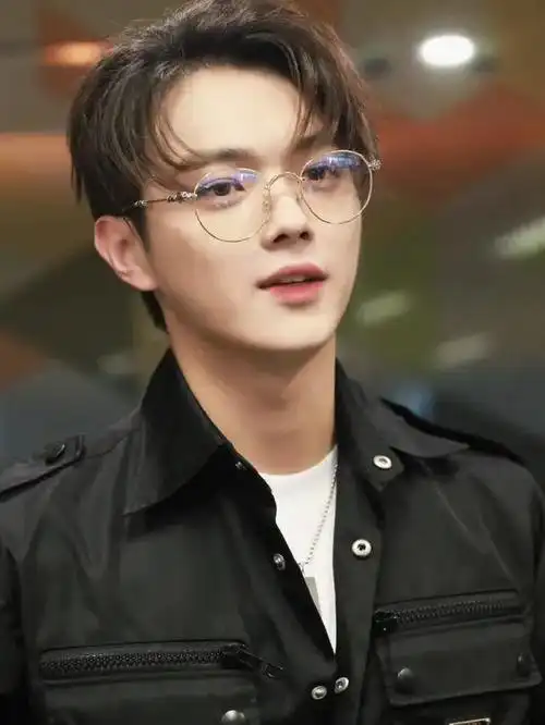 9 王俊凯王俊凯是长相非常漂亮的男明星,既具有少年的清爽气质,又具备