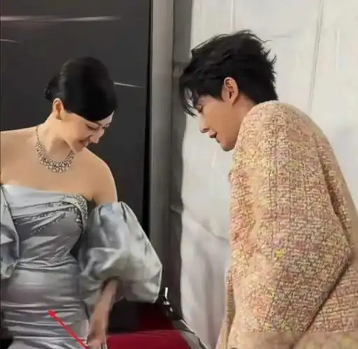 红毯这一夜,35岁的景甜用肚子上"赘肉",治好了我的身材焦虑|刘诗诗