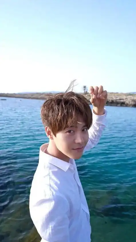 马天宇吐槽高铁上邻座吃饭吧唧嘴#声音得多大才能够戴耳机都听得及