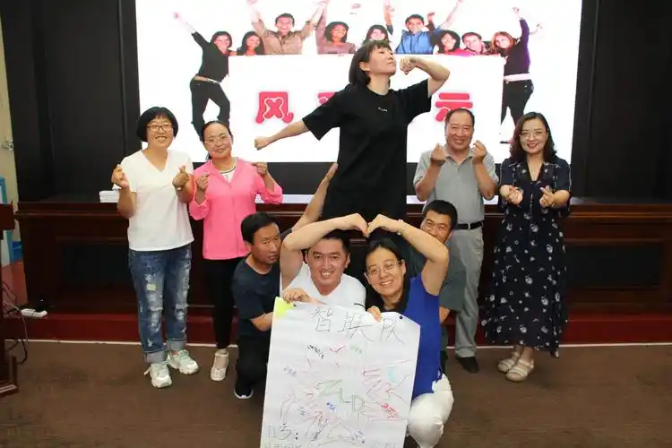 团队站姿 造型图片 团队形象照姿势图片-图片大观-奇异网