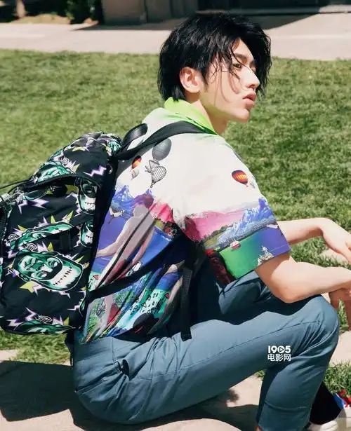 蔡徐坤曝时尚街拍大片 穿花衬衫化身活力少年