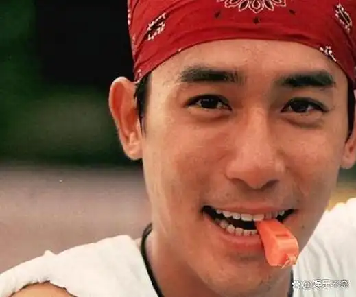 梁朝伟目睹了父母婚姻破裂的全过程,小时候,父母在外面激烈争吵,他