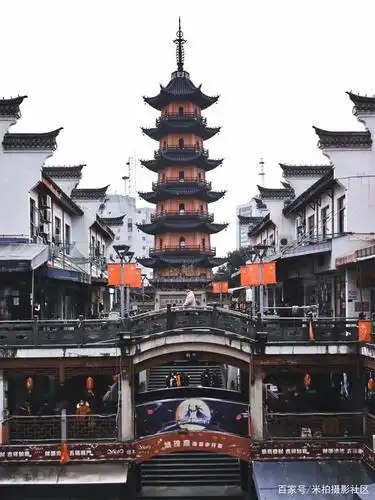 他拍下浙江城市里的古建筑,把中国建筑设计的美展现到极致