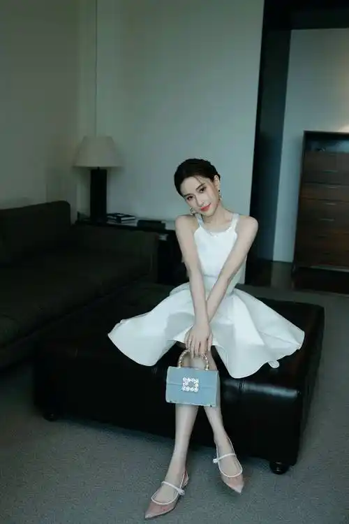 何超莲身着白色连衣裙亮相品牌活动 稳稳拿捏春日少女感_造型_身材