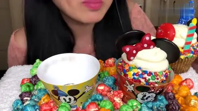 小姐姐吃播巧克力豆曲奇杯子蛋糕……咬下去的声音太减压了!