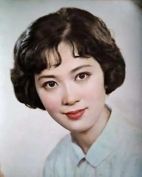 名声和事业没被摧毁之前,龚雪曾被公认为是80年代影坛最美女演员,她的