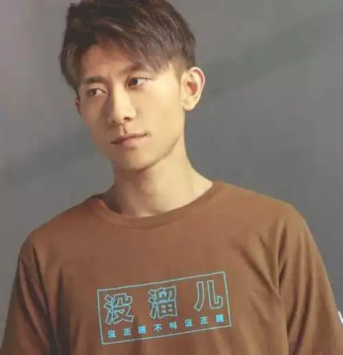 张一山"没溜儿"潮牌主打概念"没正经不叫没正经"彰显出了年轻人特立