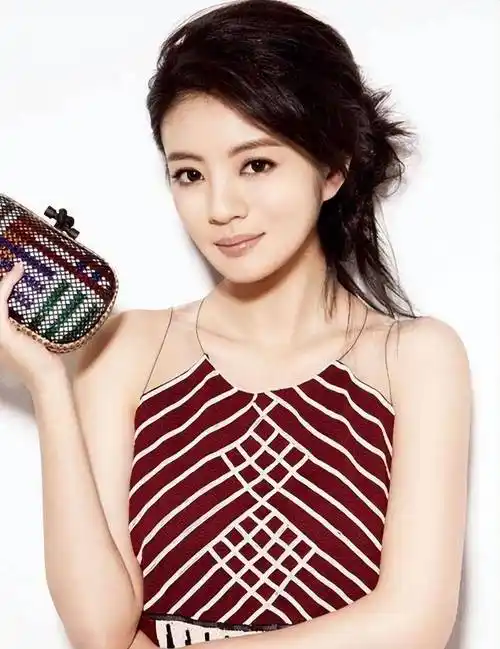 安以轩老公被捕后首发言,情绪激动称不知情,安以轩未到场疑不合