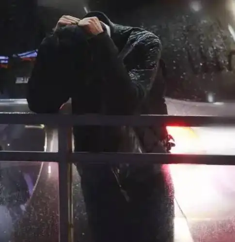 实则不然,张杰此次雨中大哭完全是因为歌迷.