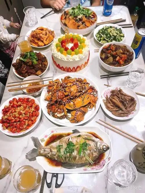 正在打奶油抹蛋糕,老爸进来皱着眉头一脸严肃:上面还有老人,不过生日