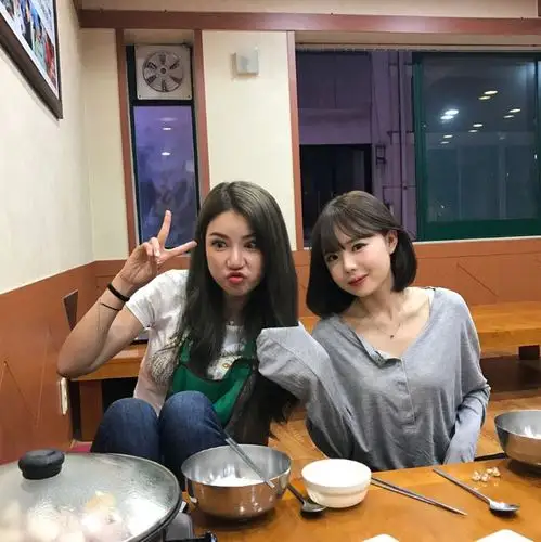 *吃饭超大一口吃韩国人从以前就认为大口吃饭,大口喝酒才是对煮饭的人