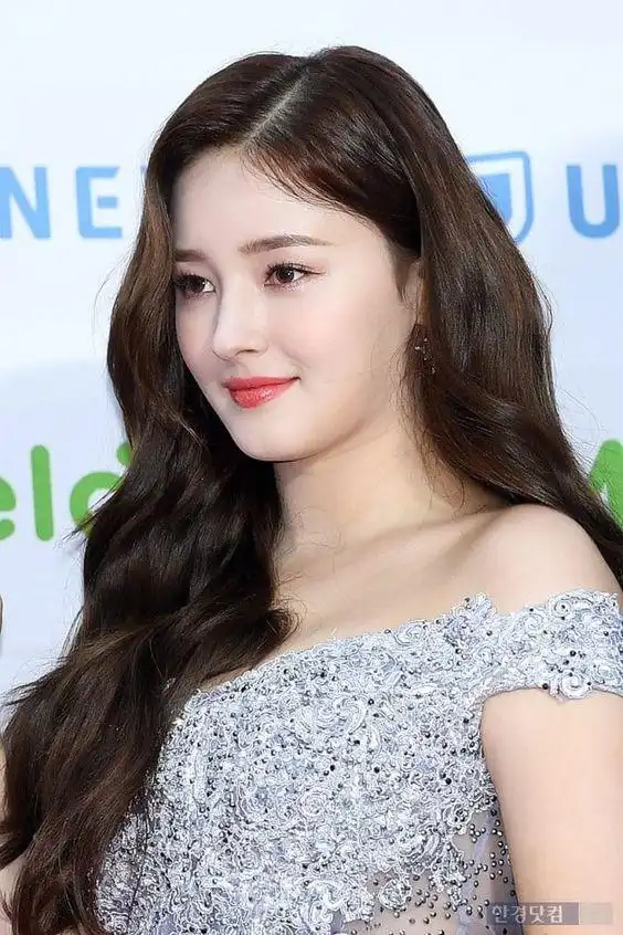 她出生于2000年,被称为"韩国最美丽的混血天使".李承利