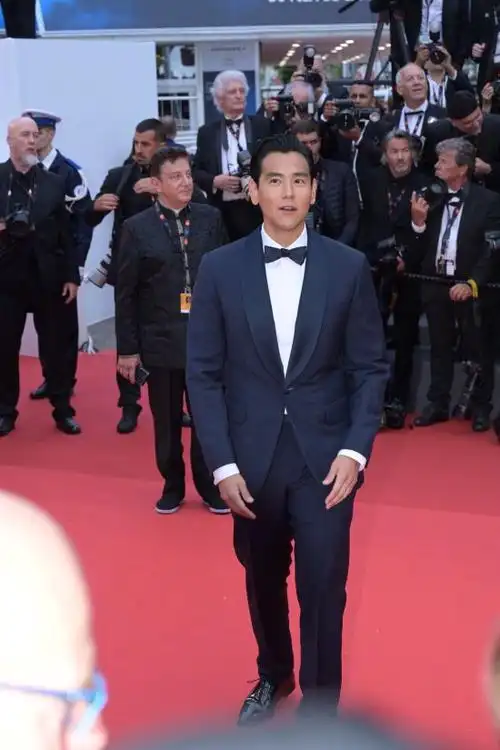 彭于晏亮相戛纳开幕红毯:帅气大背头