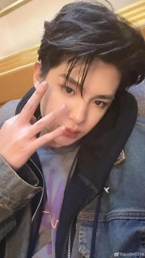 黄明昊晒帅气自拍照用手比3庆祝出道三周年