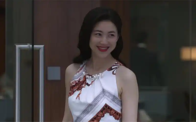 朱珠因为我是栗娜自信干练明艳动人