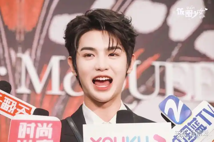 有没有黄明昊泰菲笑的图片