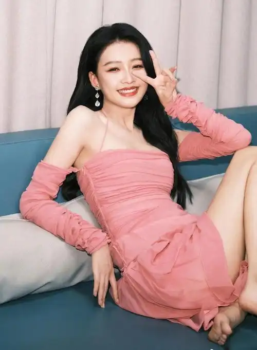 孙怡穿一袭粉色吊带抹胸裙香肩半露,身材火辣,明艳动人!