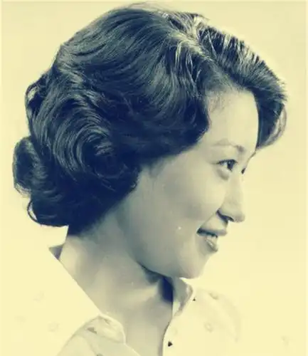 上世纪80年代中国妇女的时髦发形,基本上以短发,卷发为主.