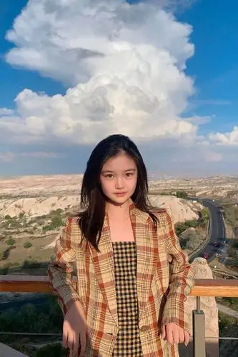 15岁北京女孩走红网络,穿衣时髦一张混血脸,五官大气太甜美