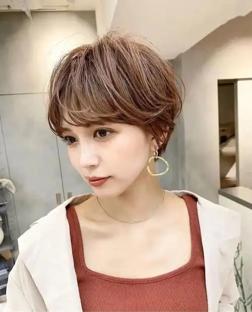 清爽利落的短发会是很多女生换季发型的首选.