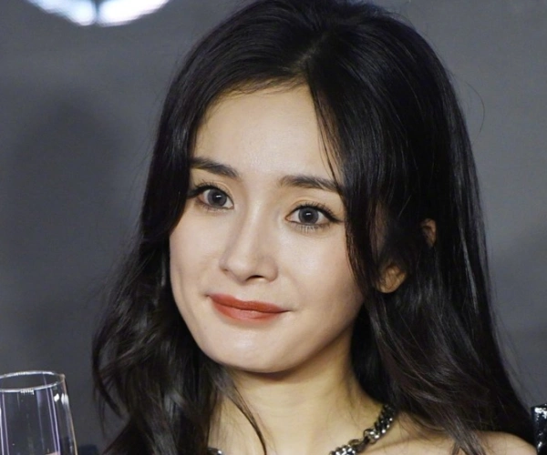 杨幂出席活动现场,被高清镜头怼脸拍,浓眼妆显老气无少女感?