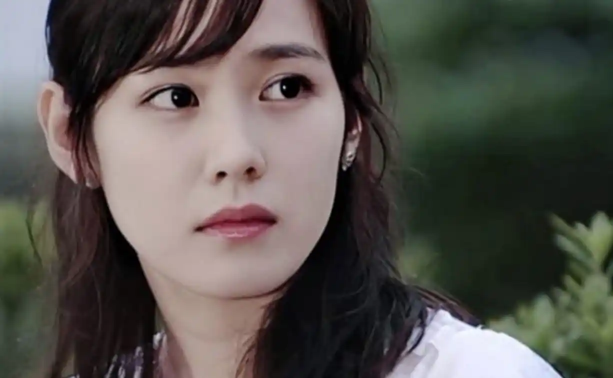 就是选进"韩国十大美女"名单中的各位女艺人普遍都是80后,几乎没有