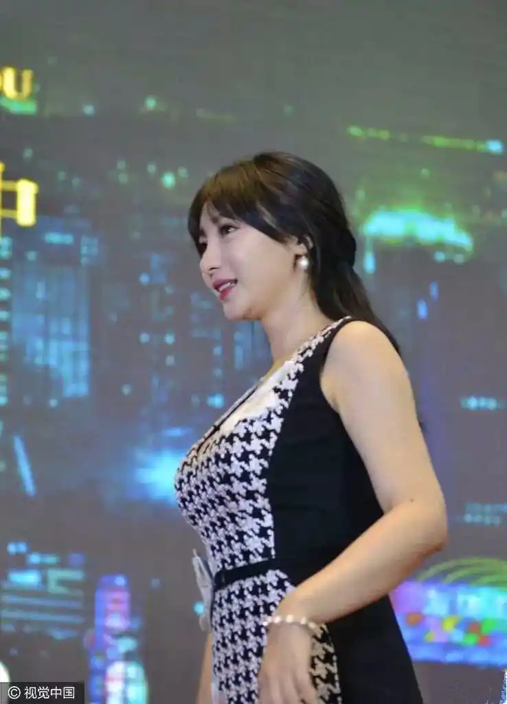 细心的网友发现柳岩胖了,而且不是普通的胖,而是发福!