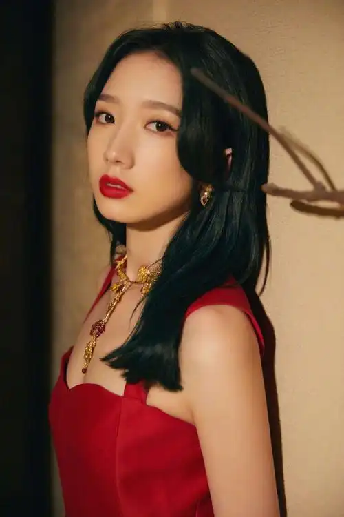 孟美岐红裙红唇明艳性感写真图片