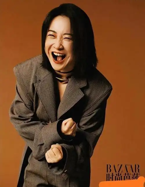 贾玲一个人机场登机照曝光,网友:这个是真玲,以前那个是假玲