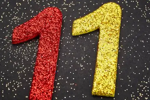 数字十一红色黄色颜色在黑色的背景.周年的大阅兵