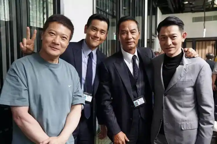 69岁任达华在海外被错认成刘德华!仍满脸带笑互动,大方举动获赞