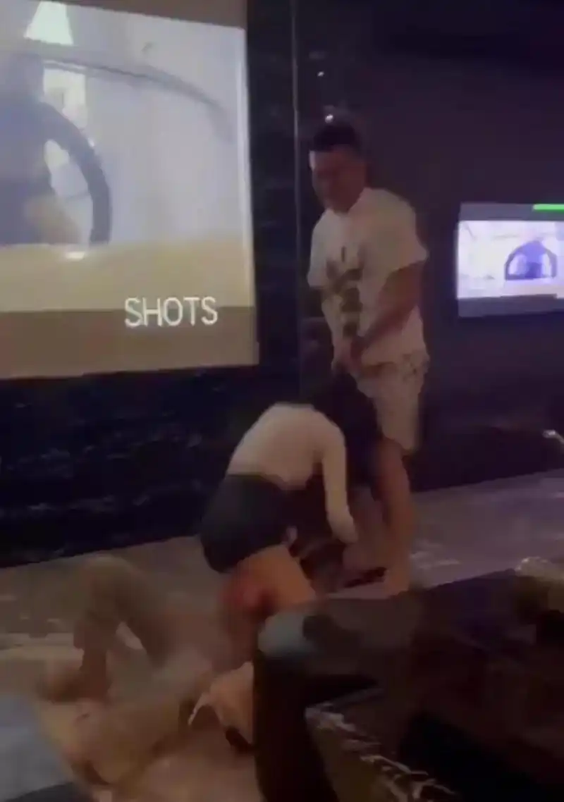 台中ktv打架整锅滚烫热汤朝脸上泼,年轻女惨叫哀嚎】  台中市河南路1