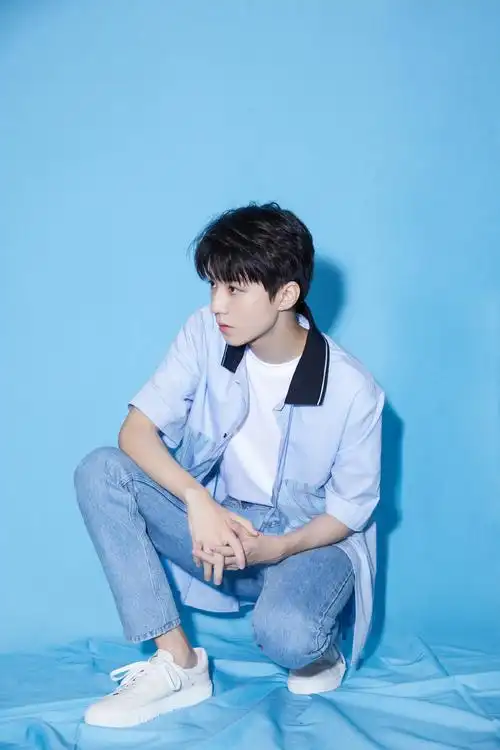 王俊凯蓝色衬衫帅气写真