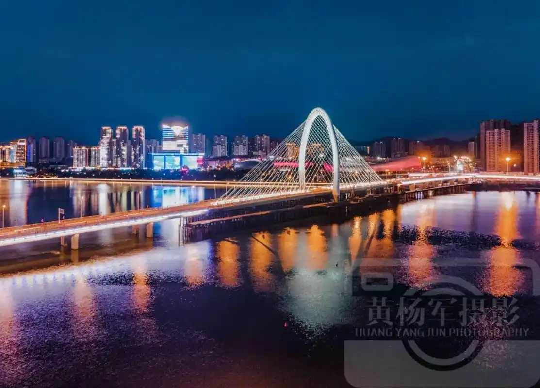 夜幕下的于都集结大桥,长征渡口耀眼的地标.#夏天去哪玩 江西 - 抖音