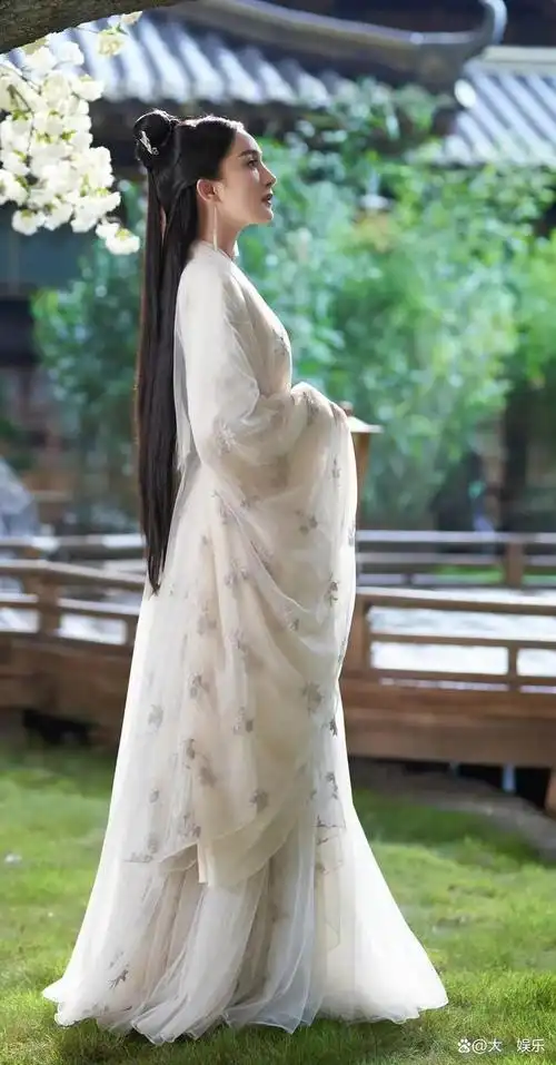 杨幂唯美古风照眼神都散发着魅力不愧是古装剧女主