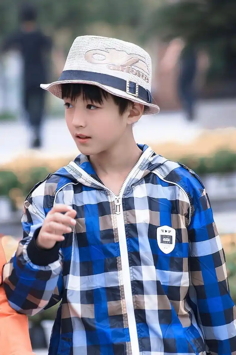 王俊凯小时候脸蛋儿嘟嘟的,头发像顶个小锅盖看着就像个可爱的小奶娃