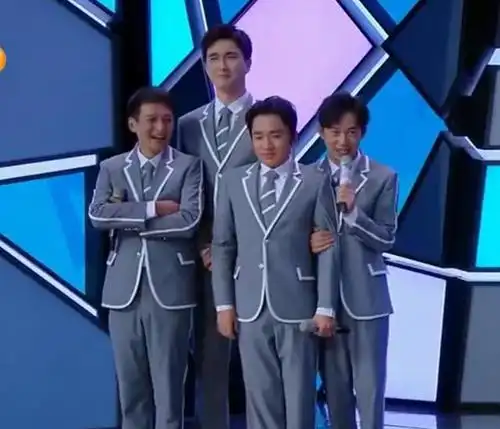 《快乐大本营》尴尬一幕:1米91高伟光和1米58王祖蓝同框难以入镜_何炅