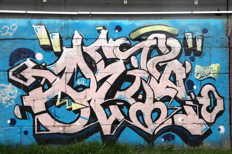 惊艳!城阳有面青岛最长的涂鸦墙 深藏不露却难掩独特艺术气质