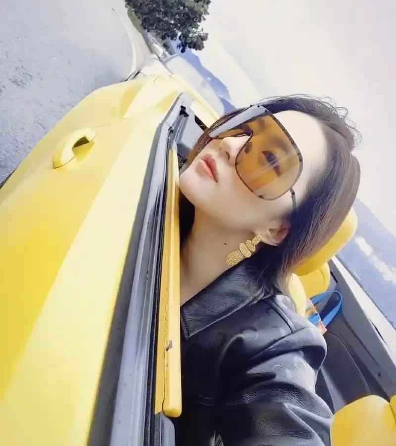 刘亦菲今日开车私家车出去度假了,美景配美人!