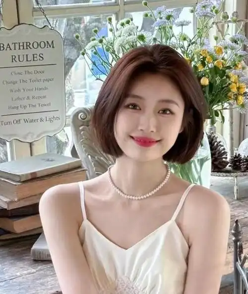 而在外貌中,发型,妆容和着装是三个关键要素.