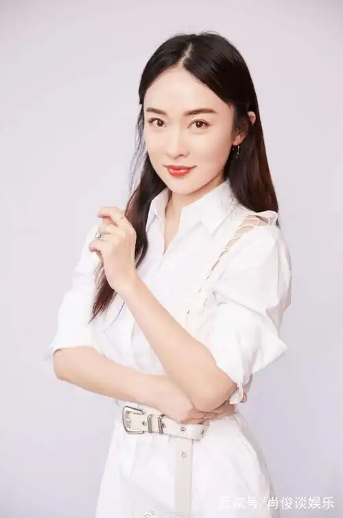 工作中的霍思燕真美!唇红齿白,笑的好似少女