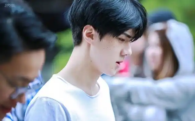 吴世勋黑顺毛雀斑妆 清爽的白衣少年